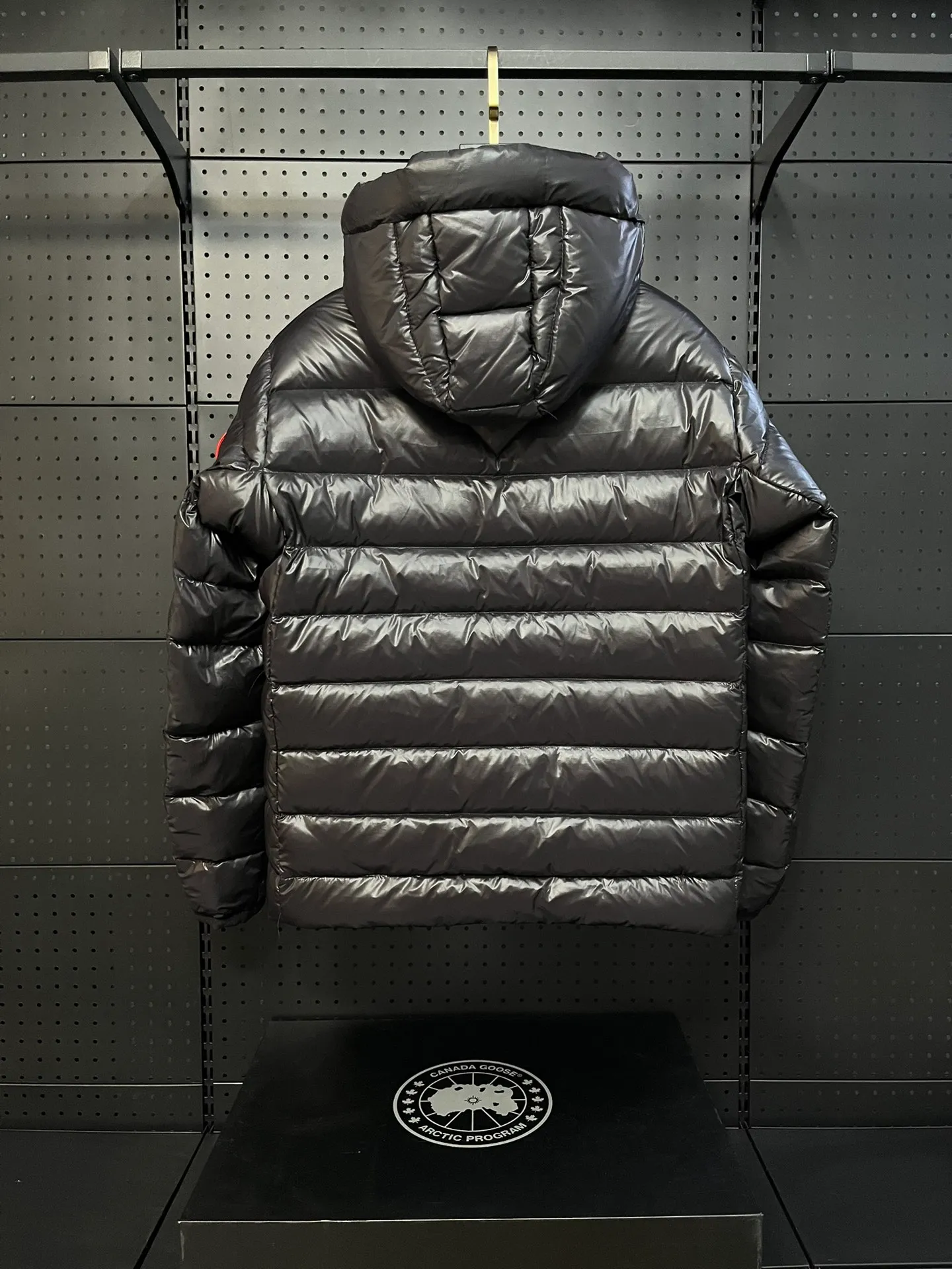 P940 Top 🔥purchase version 𝘾𝘼𝙉𝘼𝘿𝘼 𝙂𝙊𝙊𝙎𝙀/Canada Goose 2227 thin and light style. It’s super lightweight and doesn’t feel any weight on your upper body at all! Show more temperament‼  Canada Goose, a Canadian brand, has always been recognized as the warmest down jacket. Various Instagram celebrities, Internet celebrities, and celebrities often wear it for street photos. I make Canada Goose every year, but I still can’t get rid of my love for the goose. No matter how cold the winter is, there is no need to be afraid. Canada Goose is the legendary warmest down jacket and is known as a must-have for Arctic outdoor sports! The most popular down jacket in the world, celebrities are rushing to buy it, it is a must-have! Size: S-2XL Color: silver gray (red label) silver gray (black label), black (red label), black (black label), dark blue